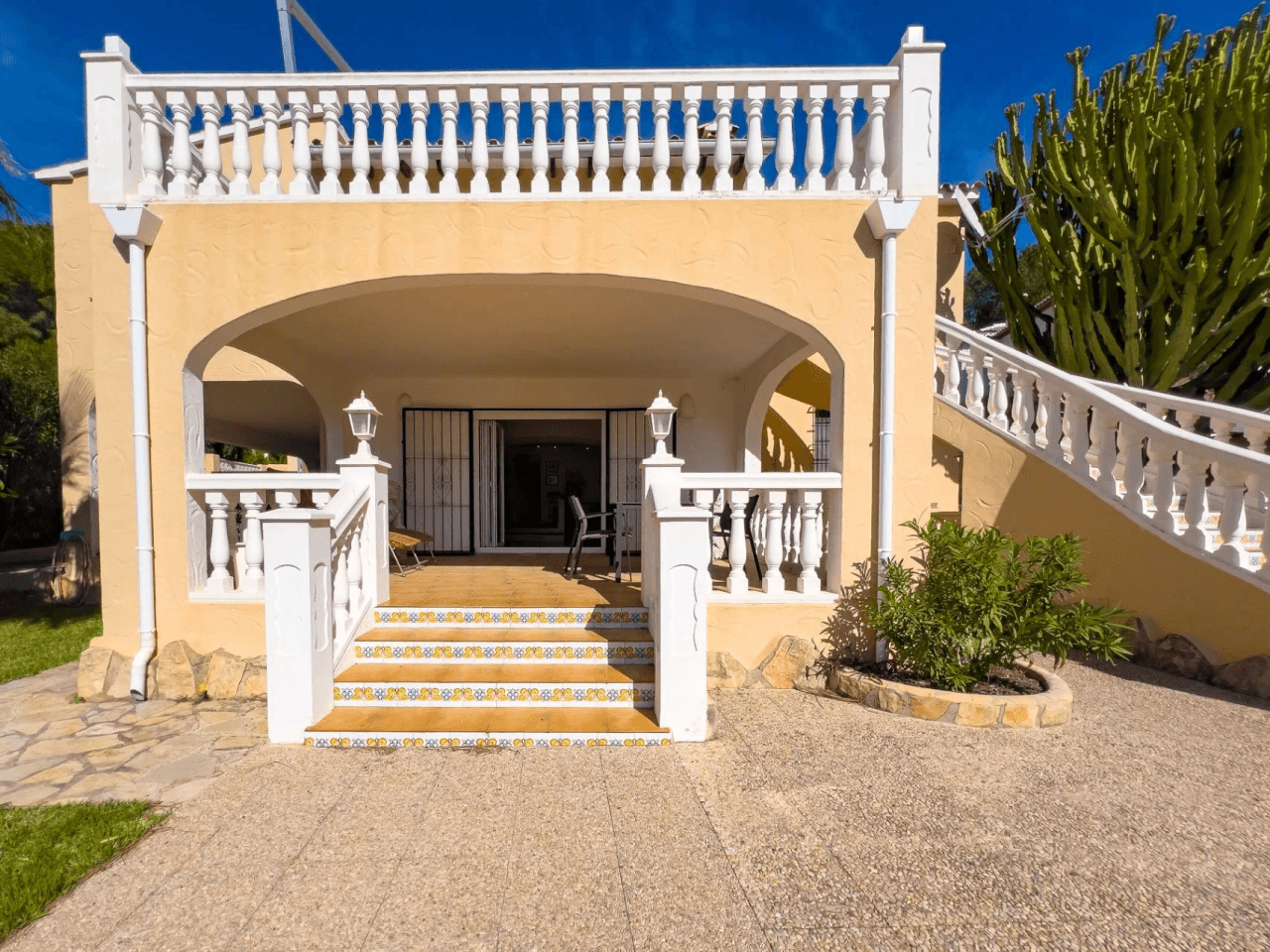 Villa med havsutsikt till salu i Moraira, ett stenkast från centrum.