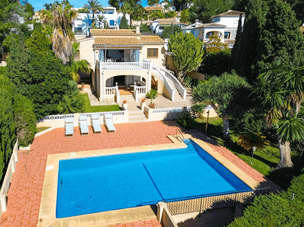 Villa med havsutsikt till salu i Moraira, ett stenkast från centrum.
