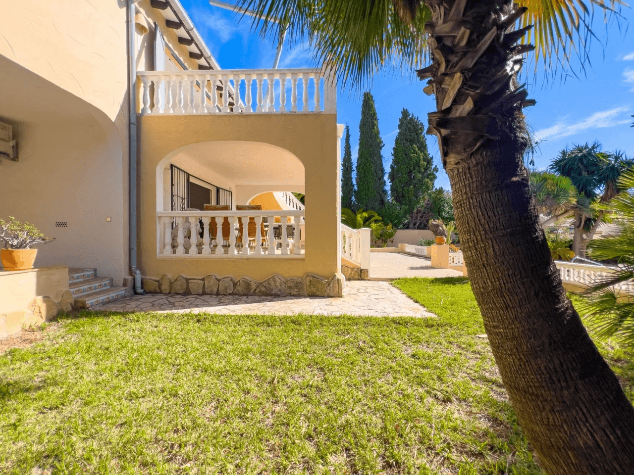 Villa med havsutsikt till salu i Moraira, ett stenkast från centrum.