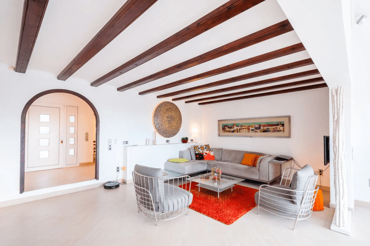 Villa med havsutsikt till salu i Moraira, ett stenkast från centrum.
