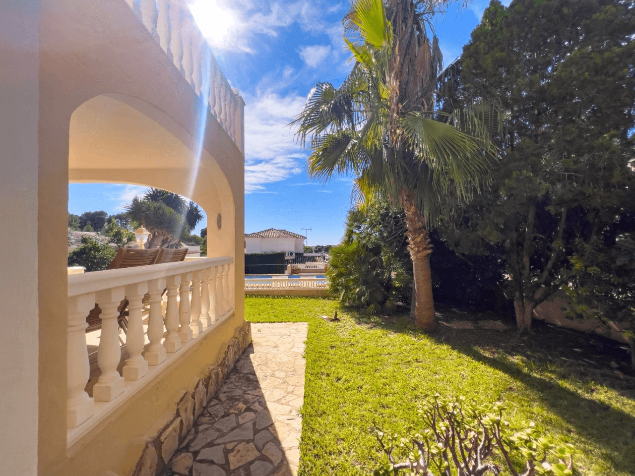 Villa med havsutsikt till salu i Moraira, ett stenkast från centrum.