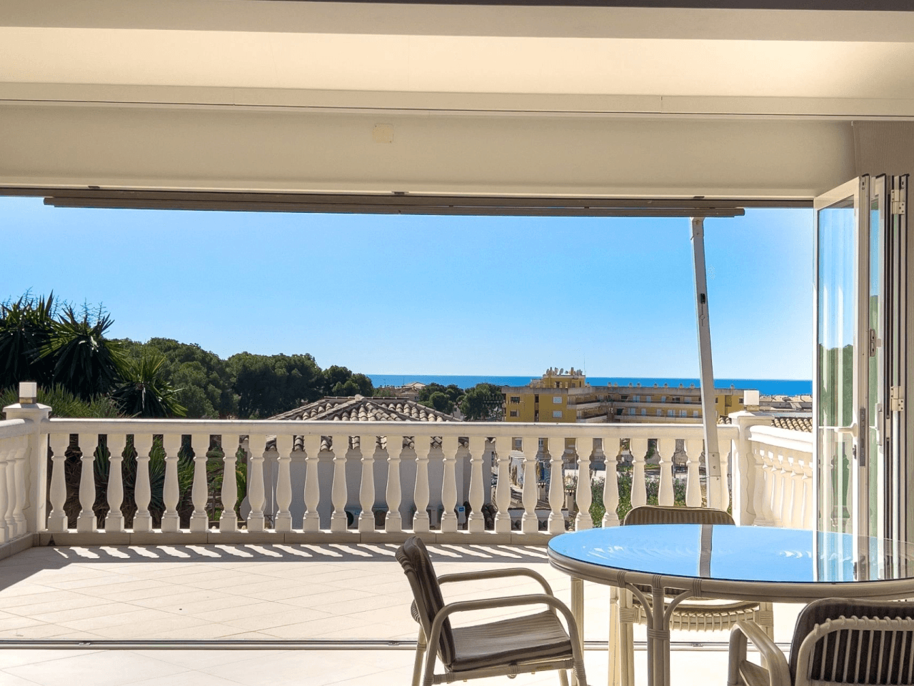 Villa med havsutsikt till salu i Moraira, ett stenkast från centrum.