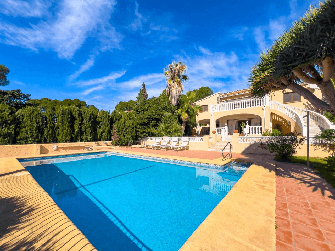 Villa med havsutsikt till salu i Moraira, ett stenkast från centrum.