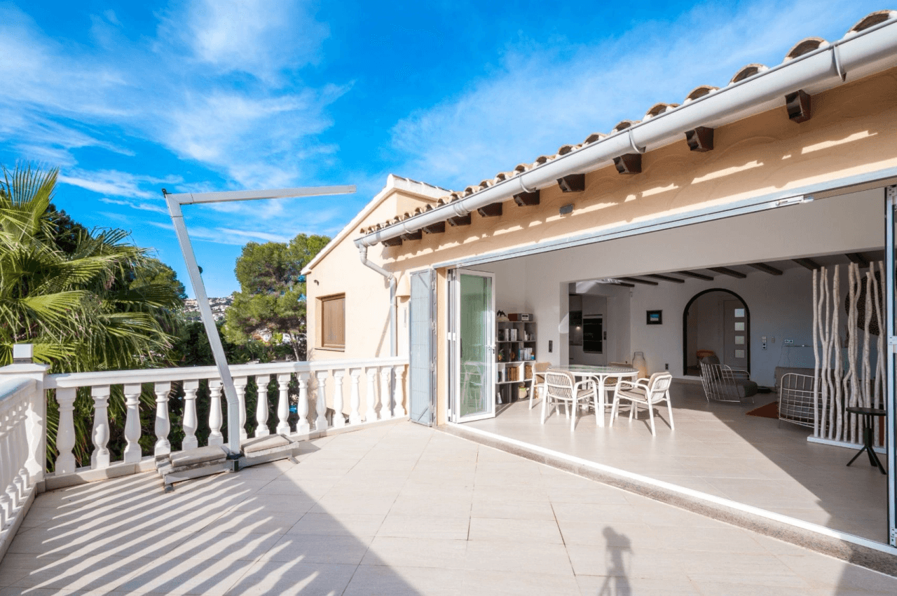 Villa med havsutsikt till salu i Moraira, ett stenkast från centrum.