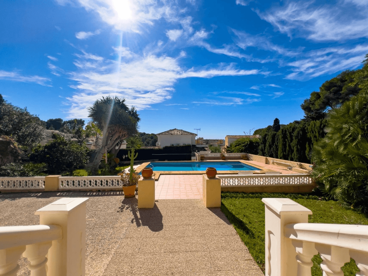Villa med havsutsikt till salu i Moraira, ett stenkast från centrum.