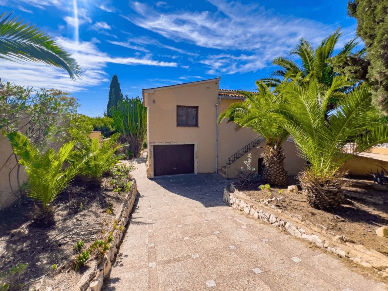 Villa med havsutsikt till salu i Moraira, ett stenkast från centrum.