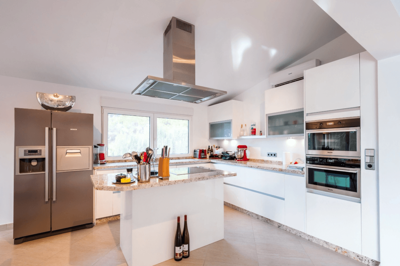Villa med havsutsikt till salu i Moraira, ett stenkast från centrum.