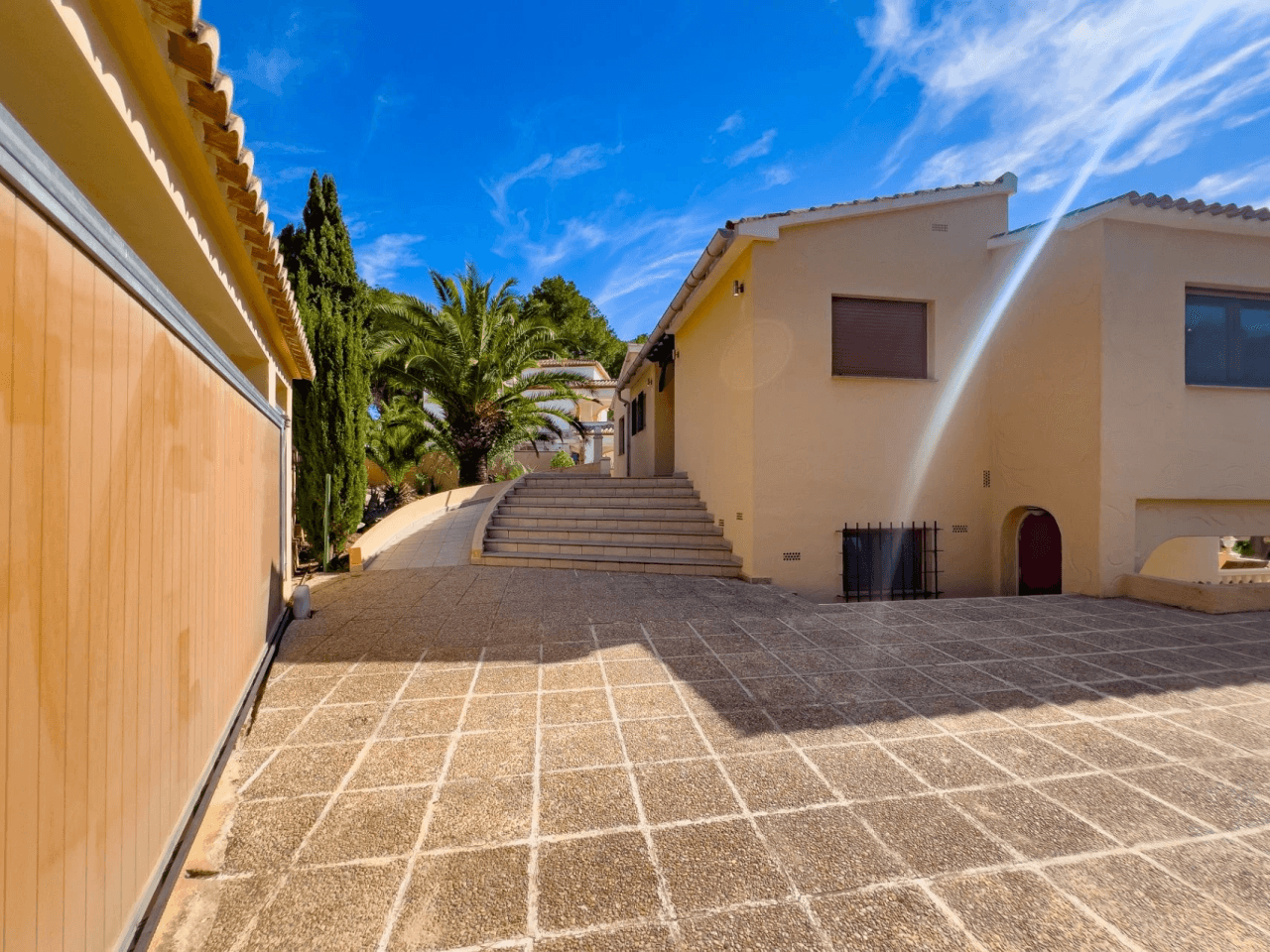 Villa med havsutsikt till salu i Moraira, ett stenkast från centrum.