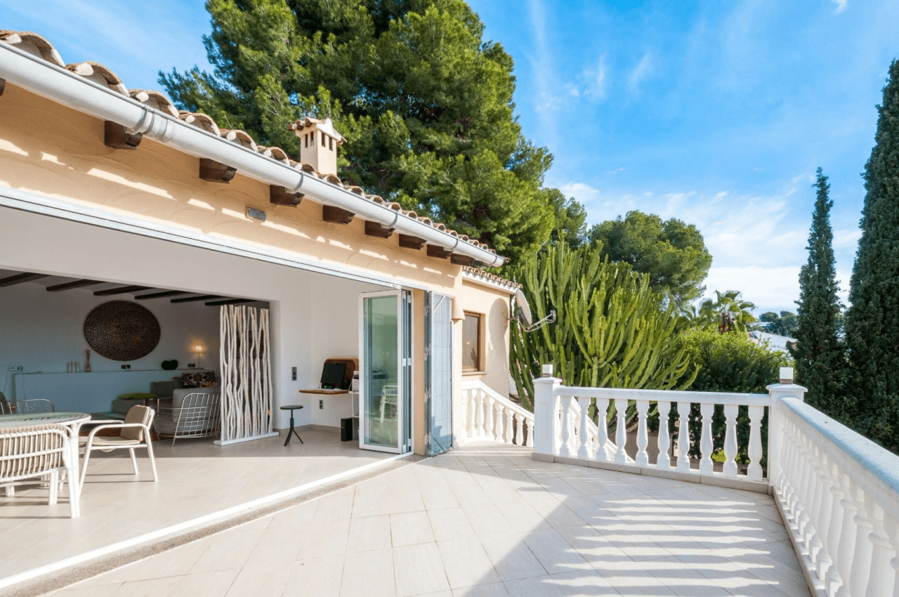 Villa med havsutsikt till salu i Moraira, ett stenkast från centrum.