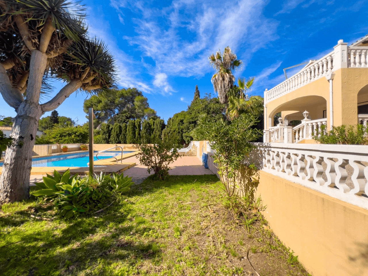 Villa med havsutsikt till salu i Moraira, ett stenkast från centrum.