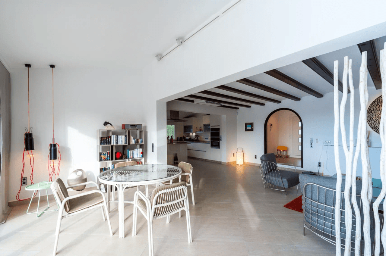 Villa med havsutsikt till salu i Moraira, ett stenkast från centrum.