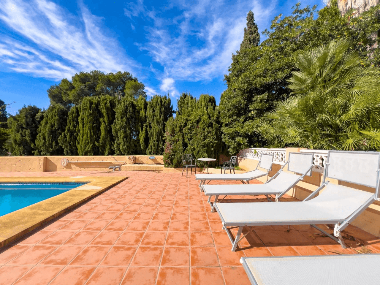 Villa med havsutsikt till salu i Moraira, ett stenkast från centrum.