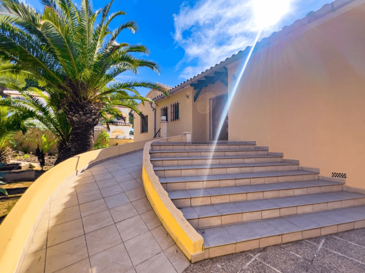 Villa med havsutsikt till salu i Moraira, ett stenkast från centrum.