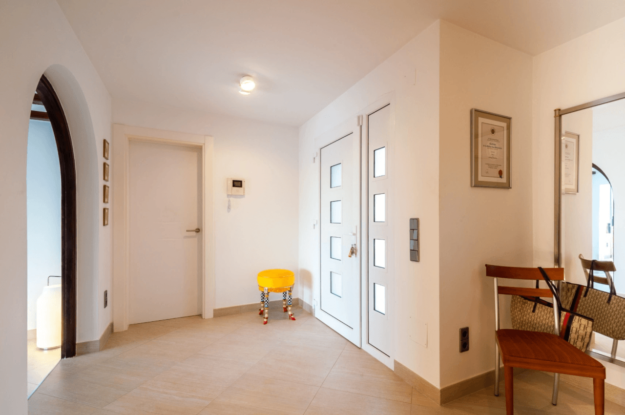 Villa med havsutsikt till salu i Moraira, ett stenkast från centrum.