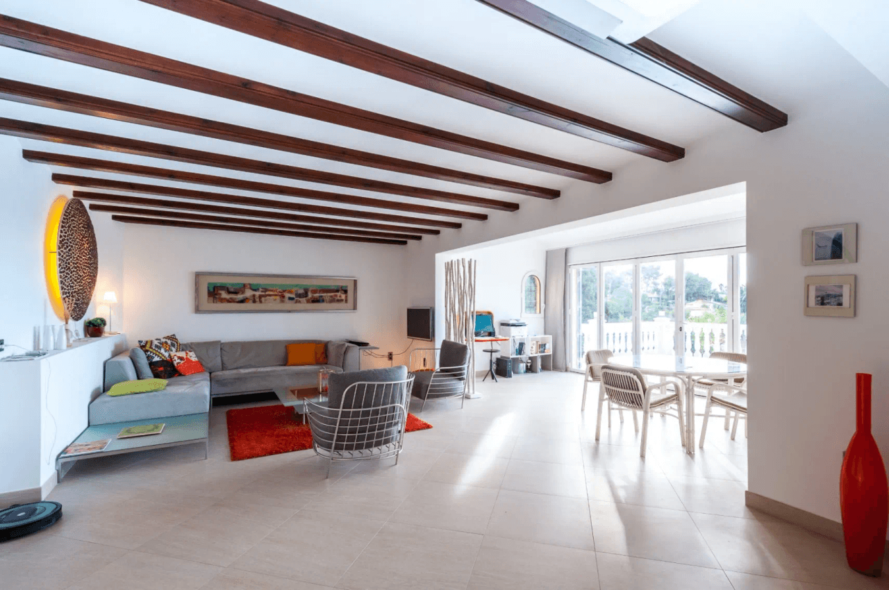 Villa med havsutsikt till salu i Moraira, ett stenkast från centrum.