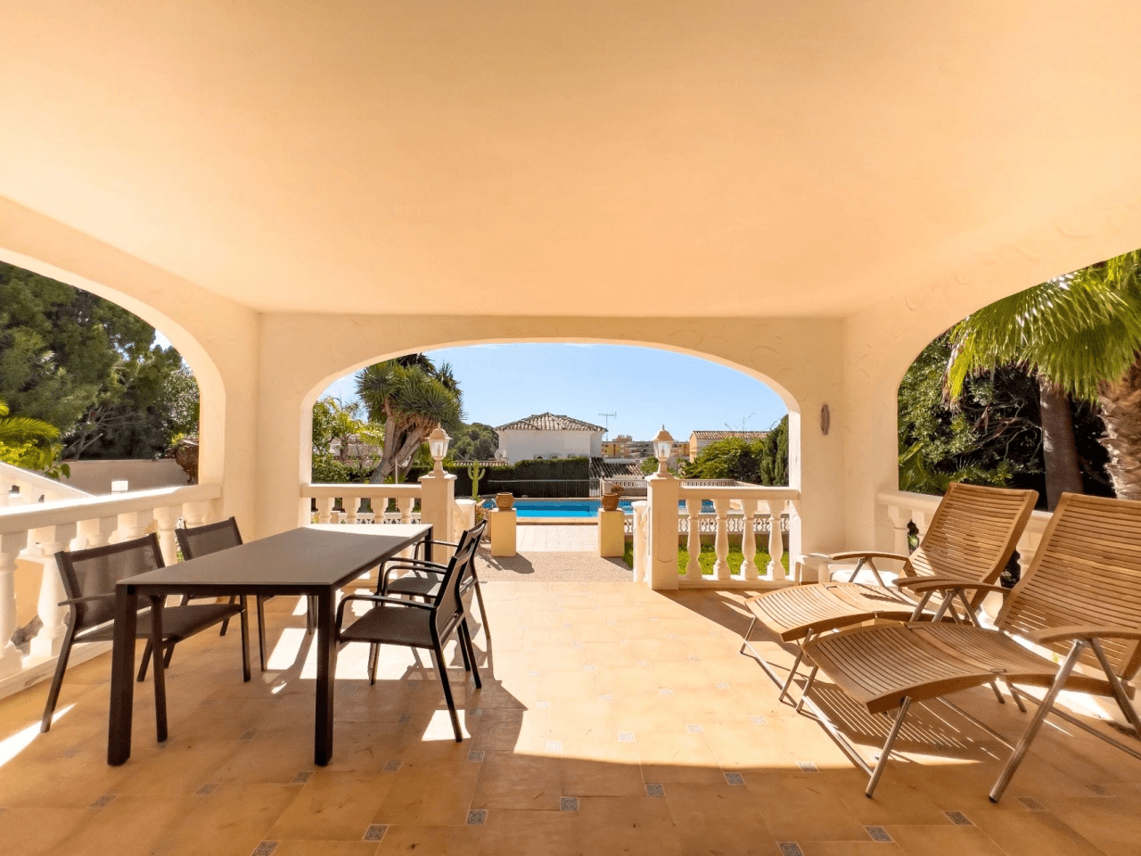 Villa med havsutsikt till salu i Moraira, ett stenkast från centrum.