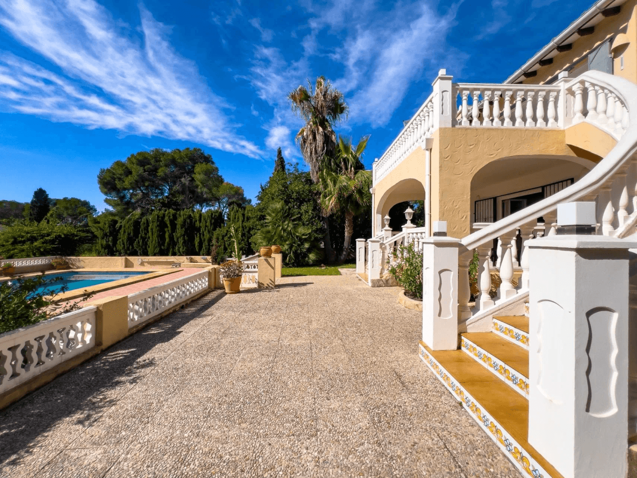 Villa med havsutsikt till salu i Moraira, ett stenkast från centrum.