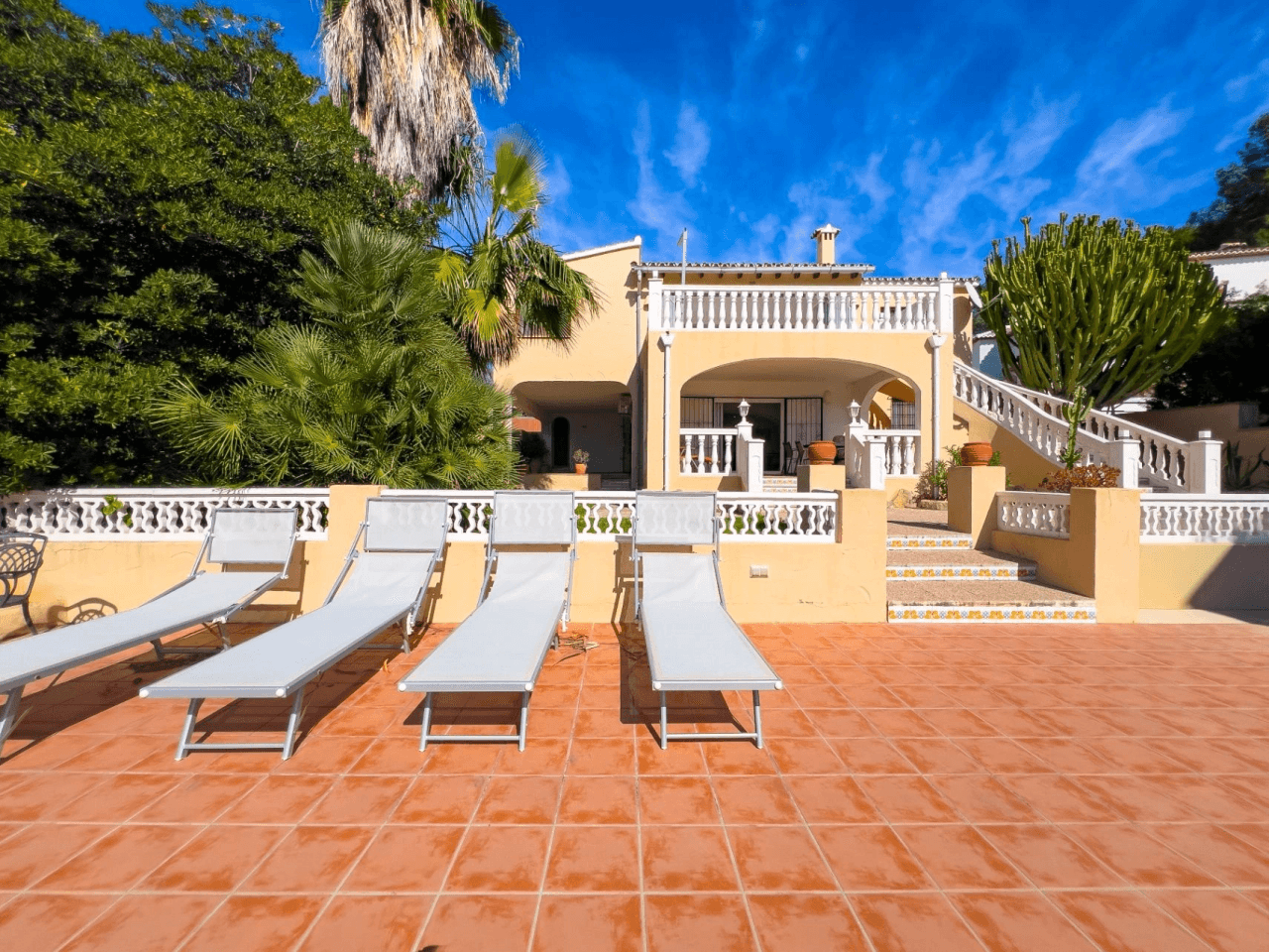 Villa med havsutsikt till salu i Moraira, ett stenkast från centrum.