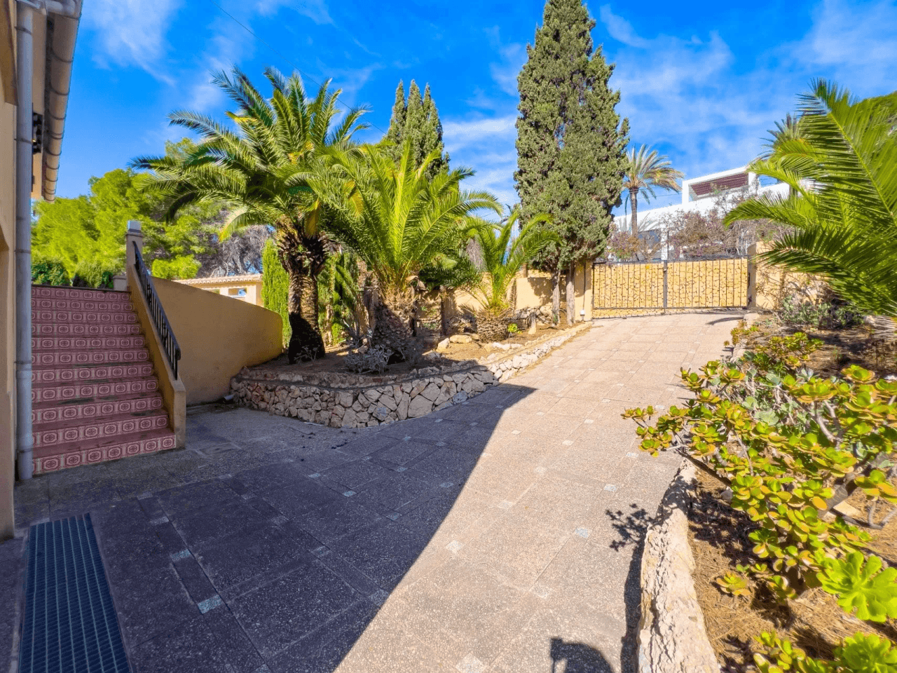 Villa med havsutsikt till salu i Moraira, ett stenkast från centrum.