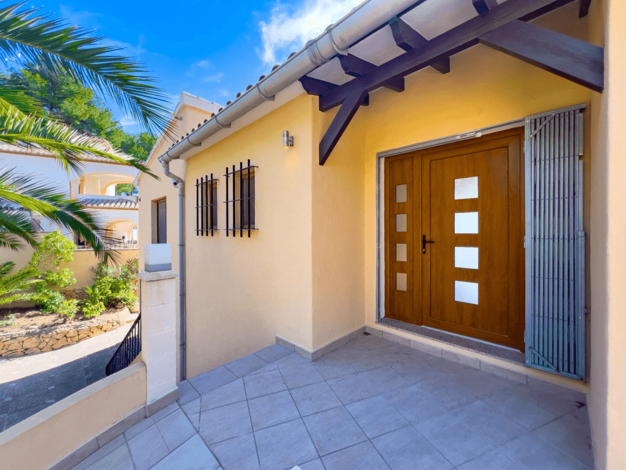 Villa med havsutsikt till salu i Moraira, ett stenkast från centrum.