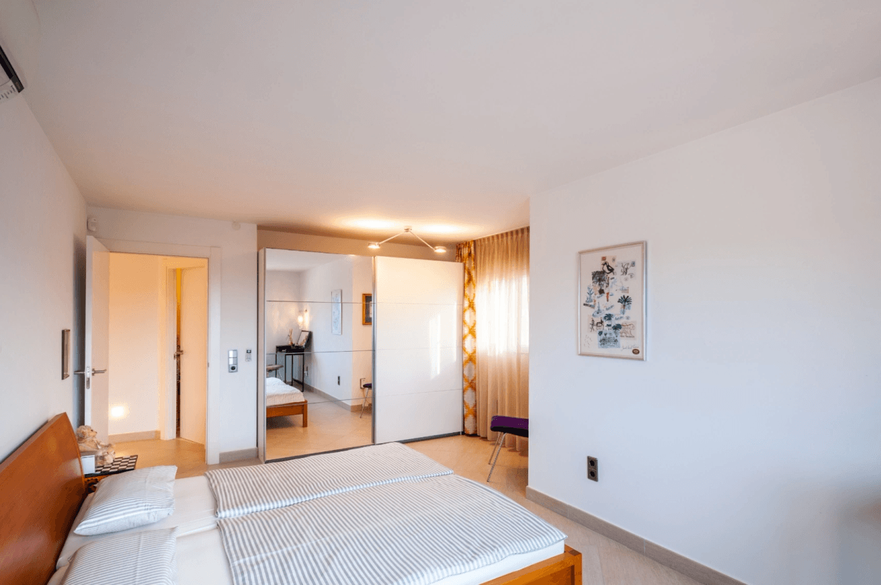 Villa med havsutsikt till salu i Moraira, ett stenkast från centrum.