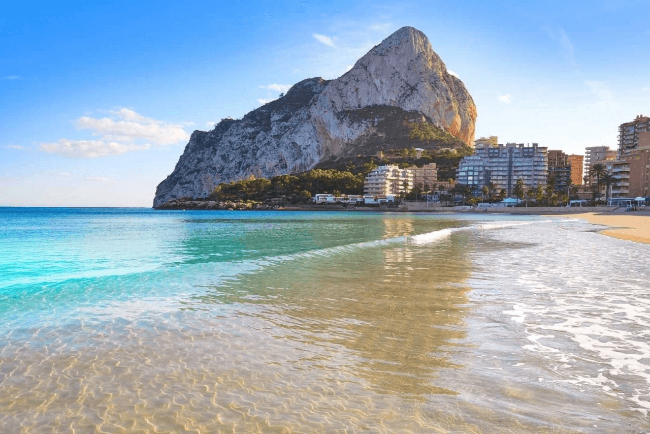 Moderne villa med imponerende havudsigt, udsigt til Peñón de Ifach og bjergene.