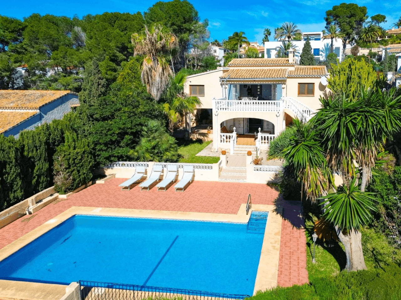 Villa med havsutsikt till salu i Moraira, ett stenkast från centrum.