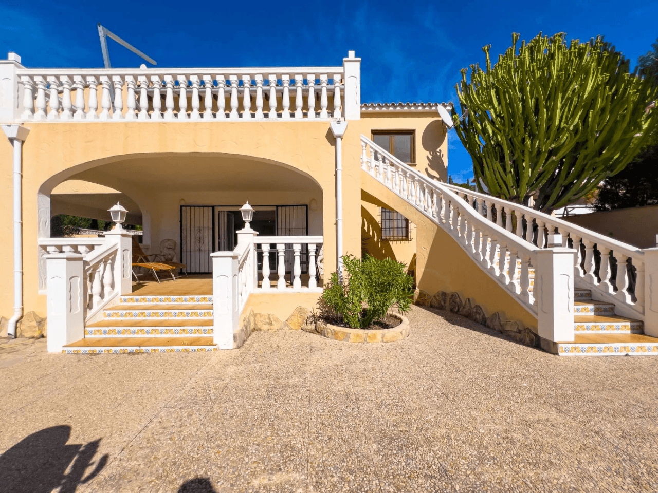 Villa med havsutsikt till salu i Moraira, ett stenkast från centrum.