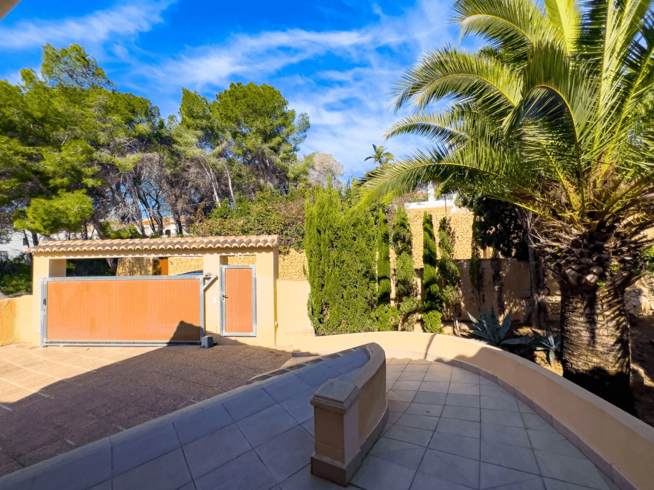Villa med havsutsikt till salu i Moraira, ett stenkast från centrum.