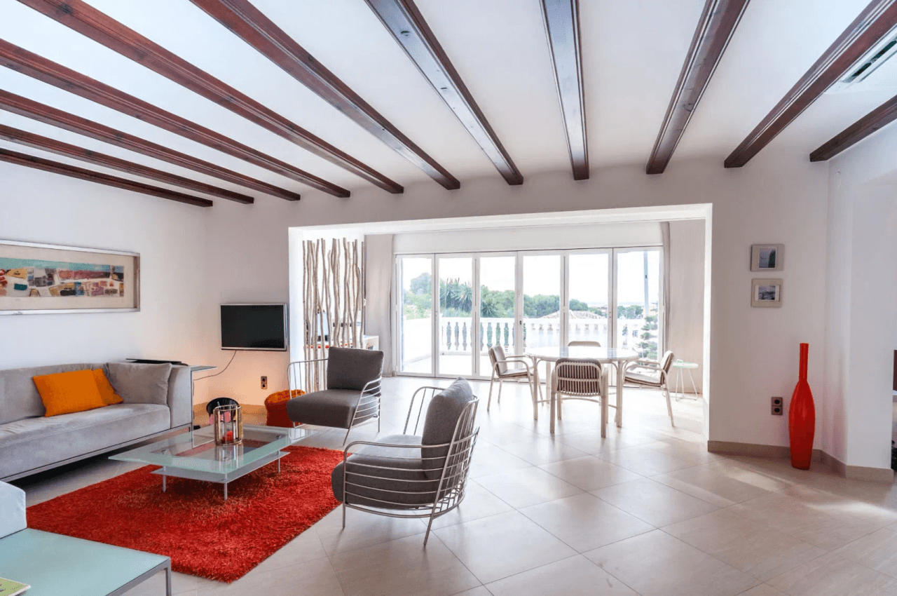 Villa med havsutsikt till salu i Moraira, ett stenkast från centrum.