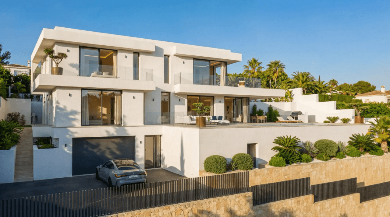 Moderne villa med panoramisk udsigt over havet og Ifach-klippen.