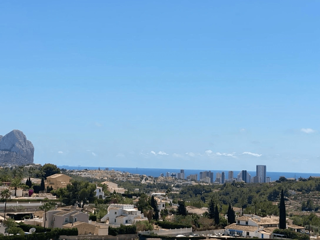 Luksusvilla med 180º panoramaudsigt over havet og Calpe-klippen.