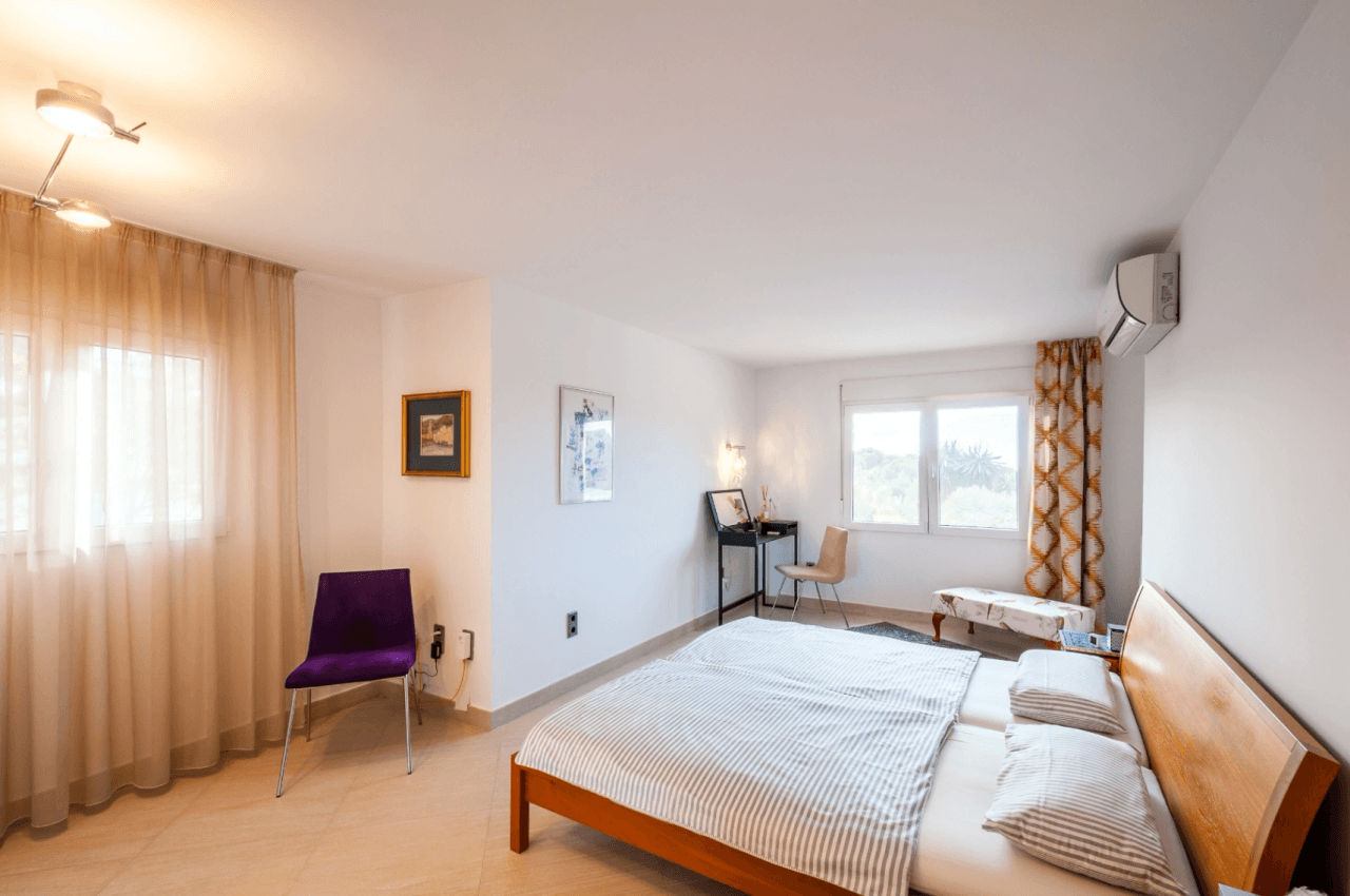 Villa med havsutsikt till salu i Moraira, ett stenkast från centrum.