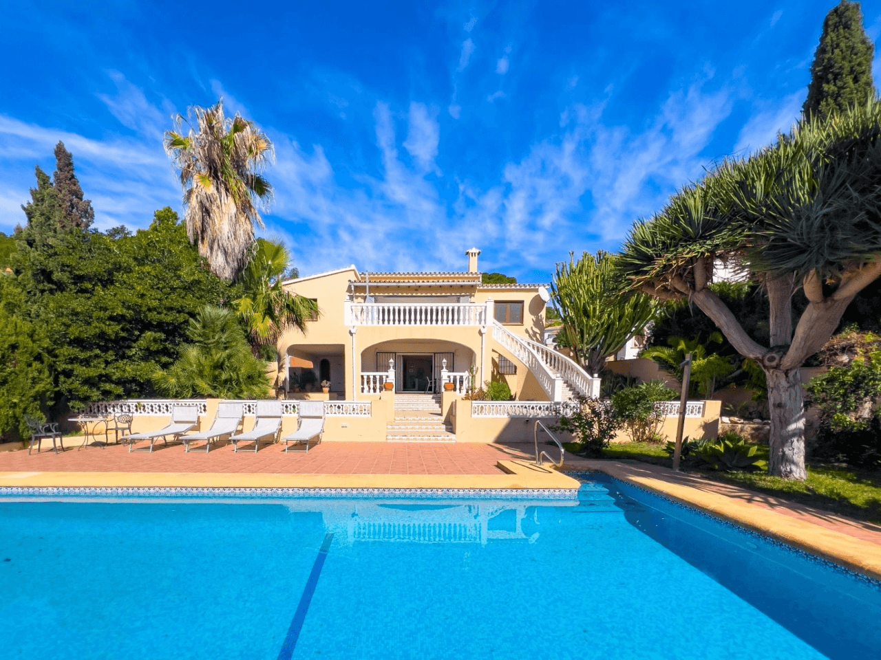 Villa med havsutsikt till salu i Moraira, ett stenkast från centrum.
