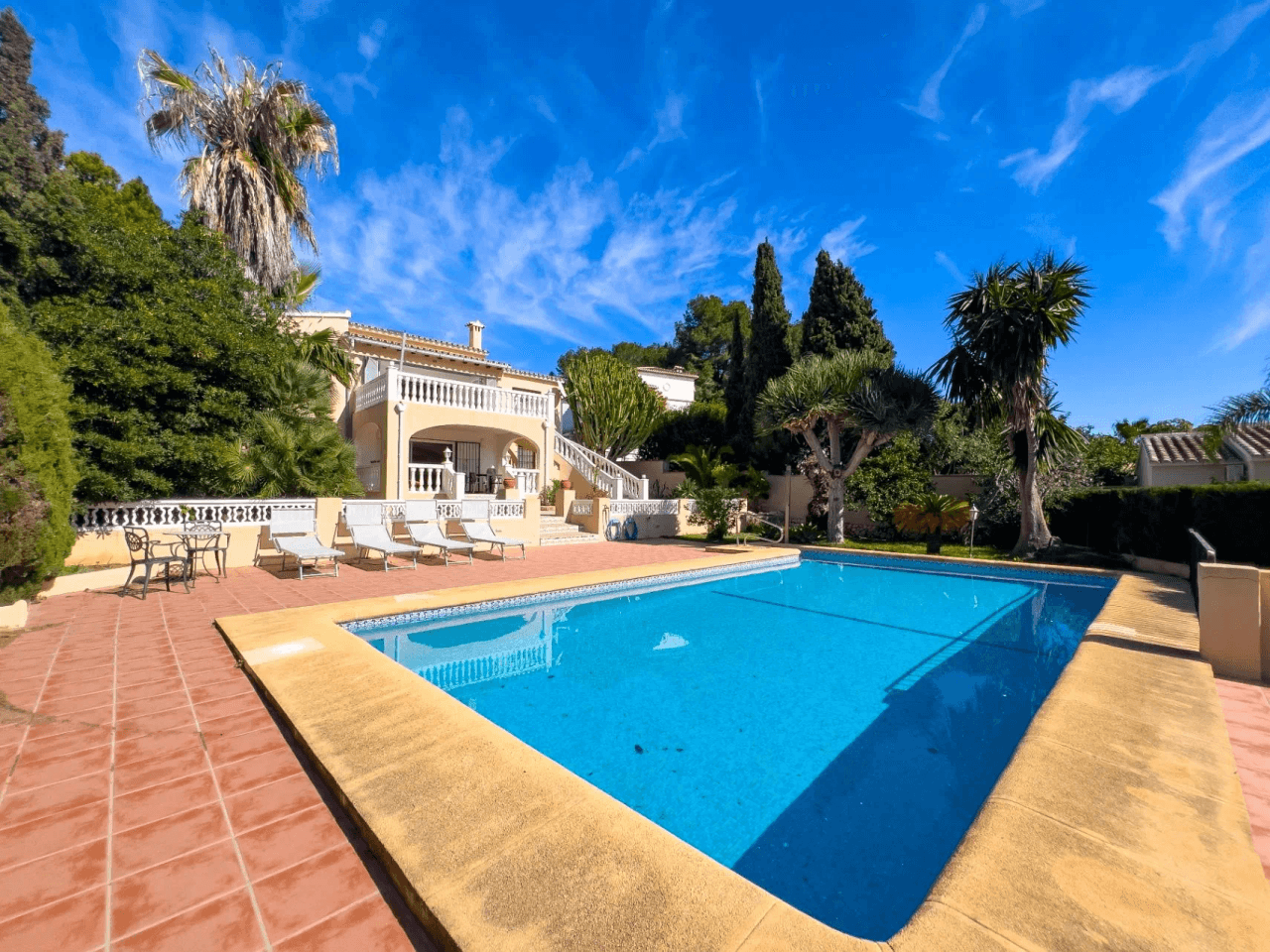 Villa med havsutsikt till salu i Moraira, ett stenkast från centrum.