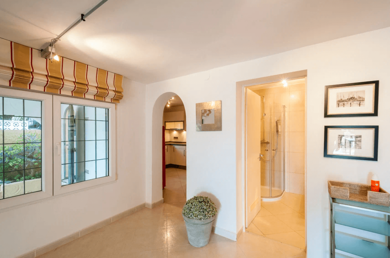 Villa med havsutsikt till salu i Moraira, ett stenkast från centrum.