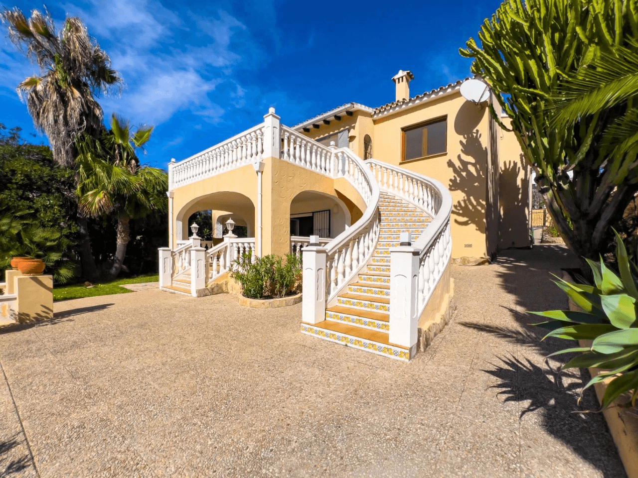 Villa med havsutsikt till salu i Moraira, ett stenkast från centrum.