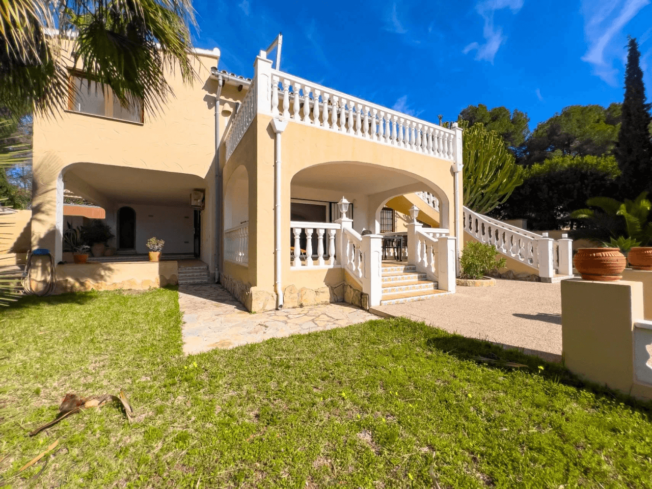 Villa med havsutsikt till salu i Moraira, ett stenkast från centrum.