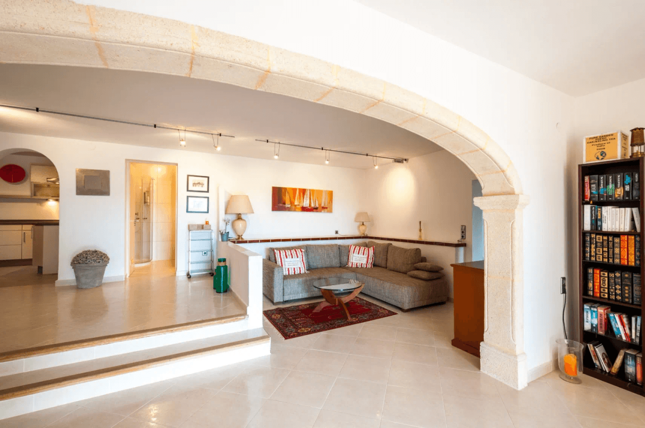 Villa med havsutsikt till salu i Moraira, ett stenkast från centrum.