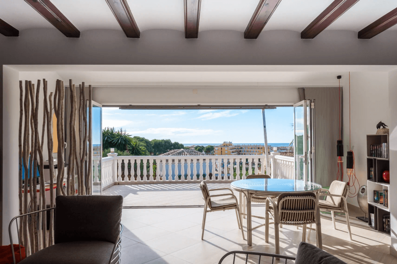 Villa med havsutsikt till salu i Moraira, ett stenkast från centrum.