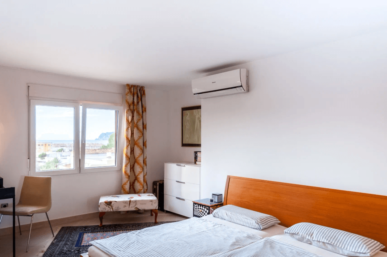 Villa med havsutsikt till salu i Moraira, ett stenkast från centrum.