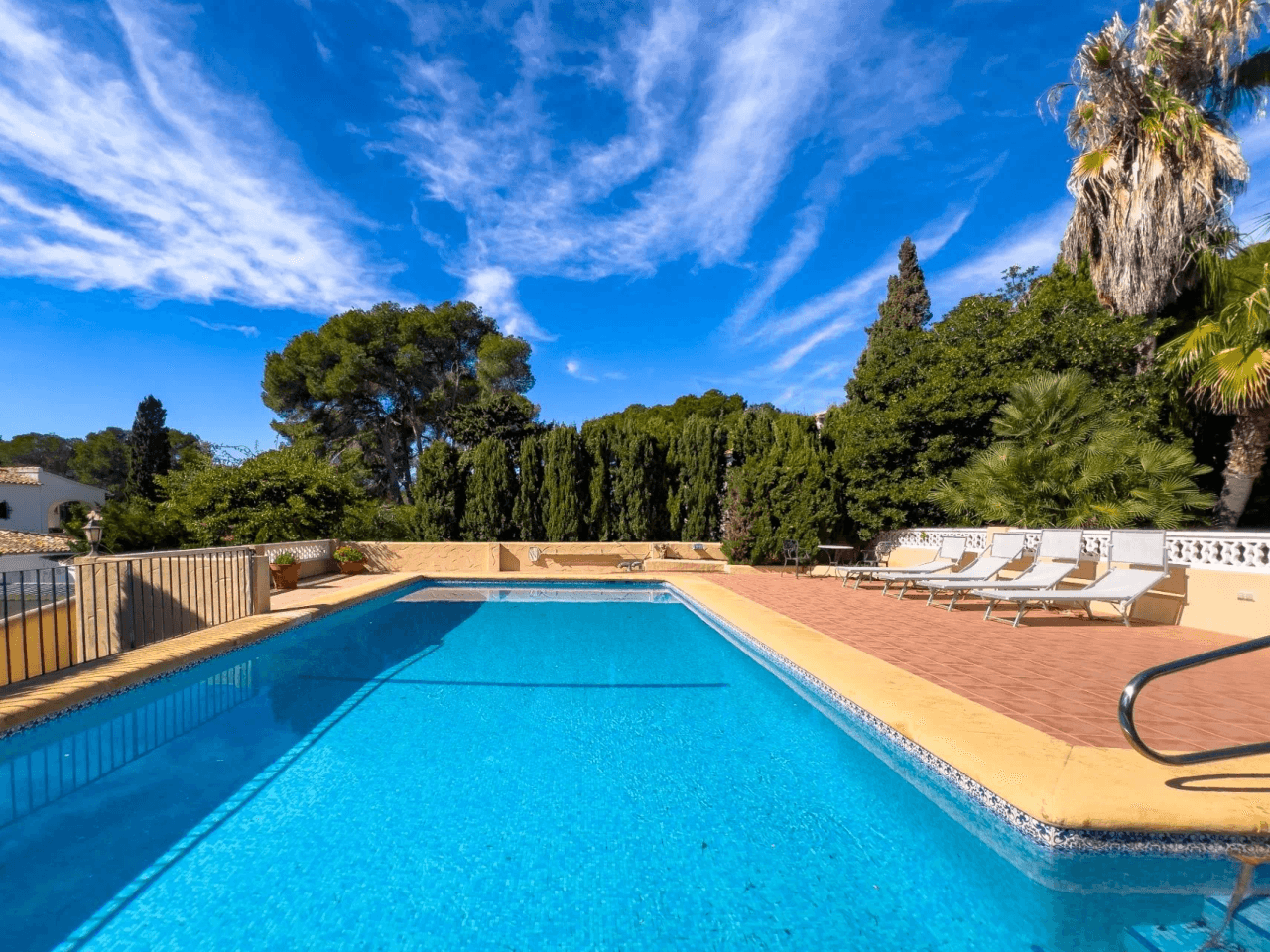 Villa med havsutsikt till salu i Moraira, ett stenkast från centrum.