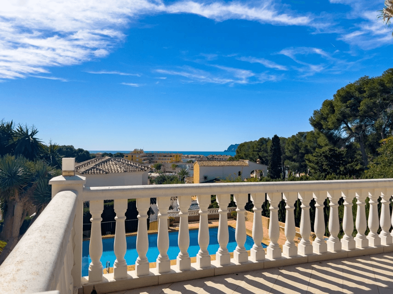 Villa med havsutsikt till salu i Moraira, ett stenkast från centrum.