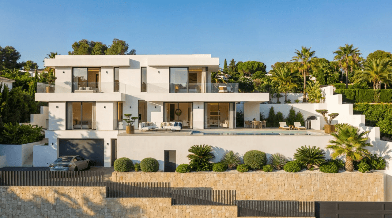Moderne villa med panoramisk udsigt over havet og Ifach-klippen.