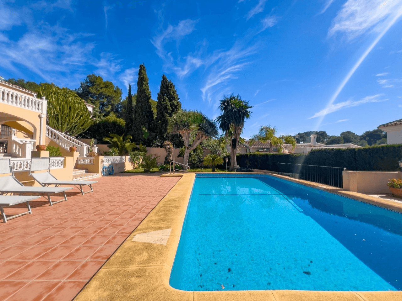 Villa med havsutsikt till salu i Moraira, ett stenkast från centrum.