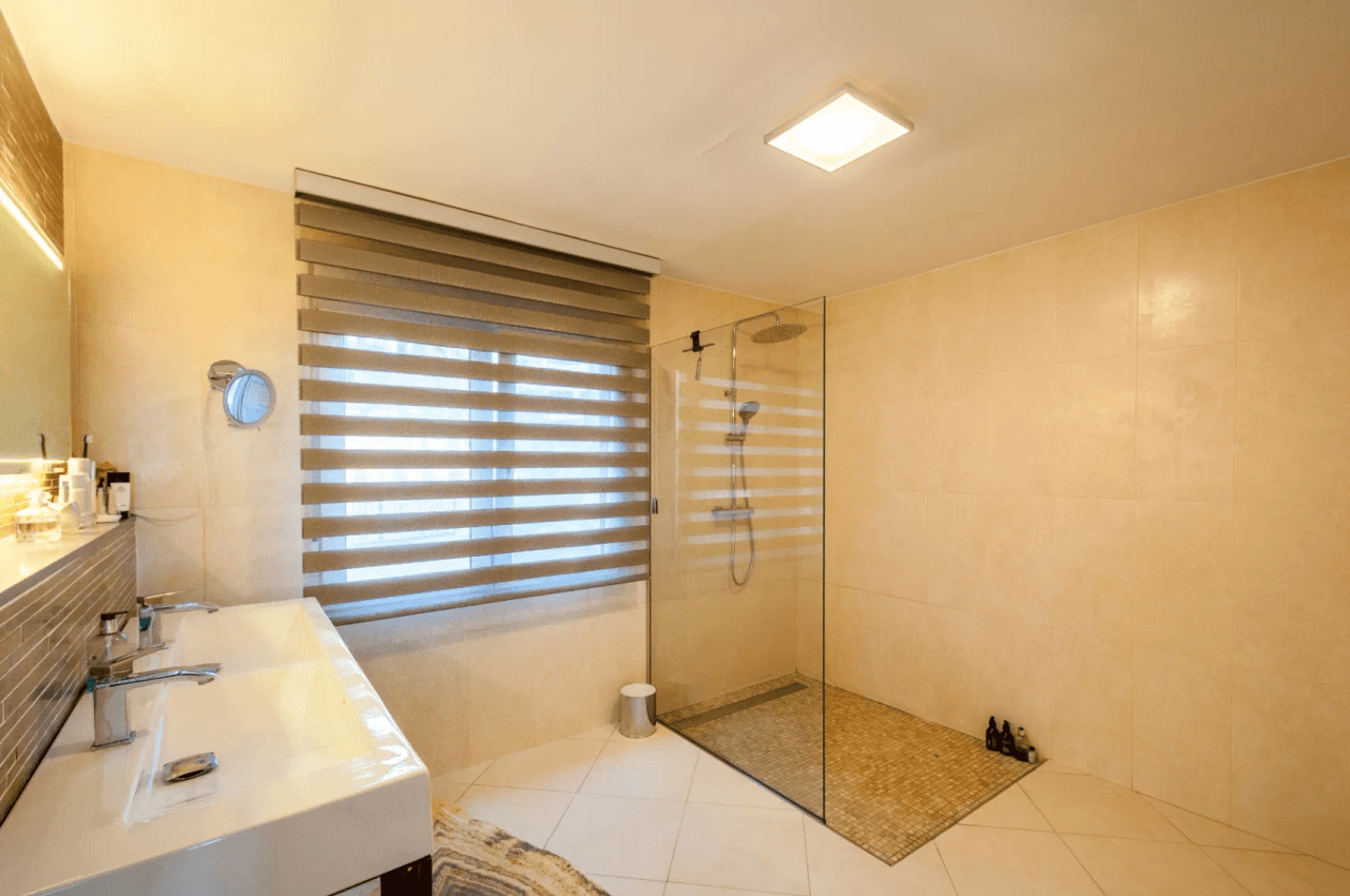 Villa med havsutsikt till salu i Moraira, ett stenkast från centrum.