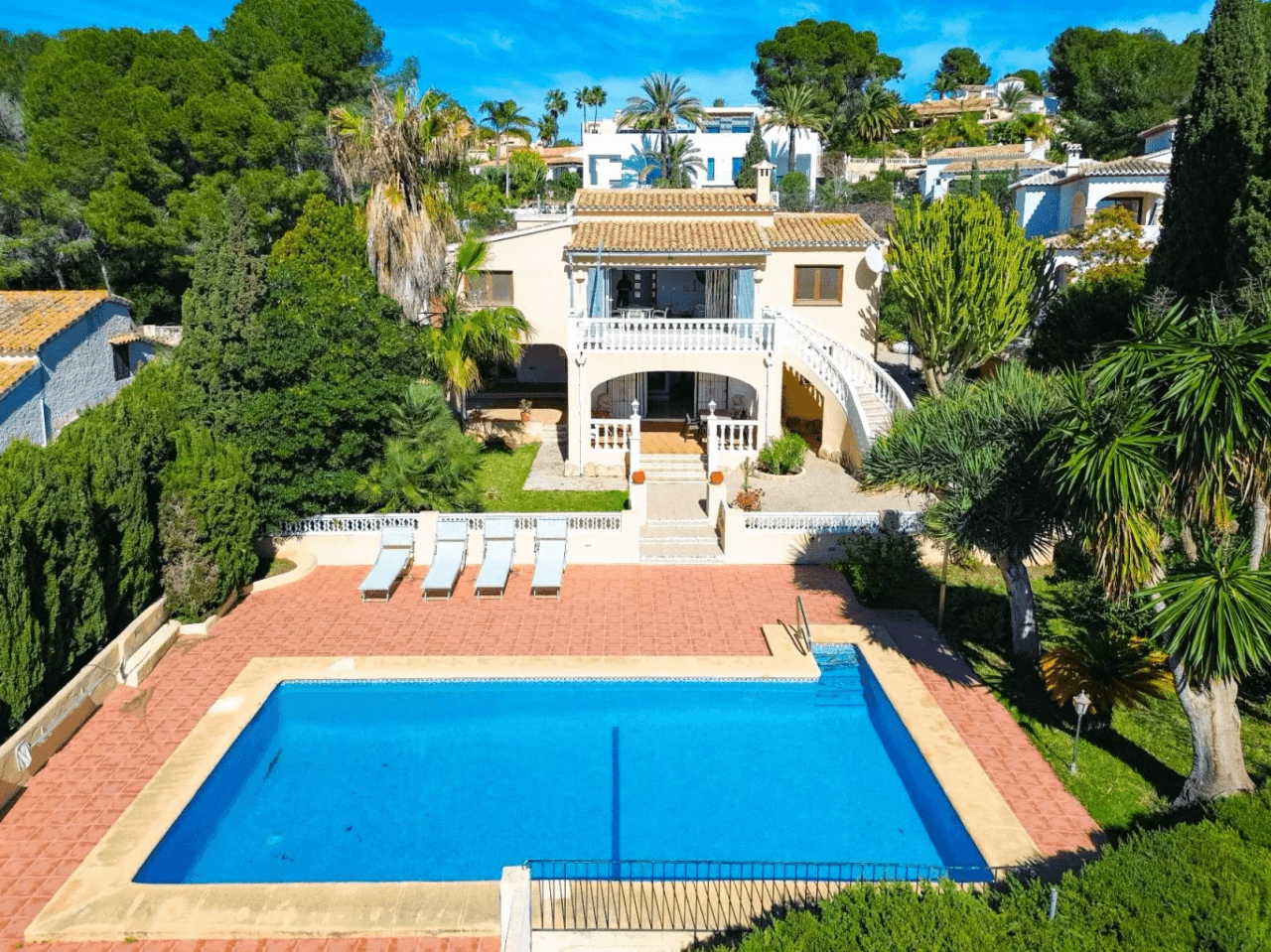 Villa med havsutsikt till salu i Moraira, ett stenkast från centrum.