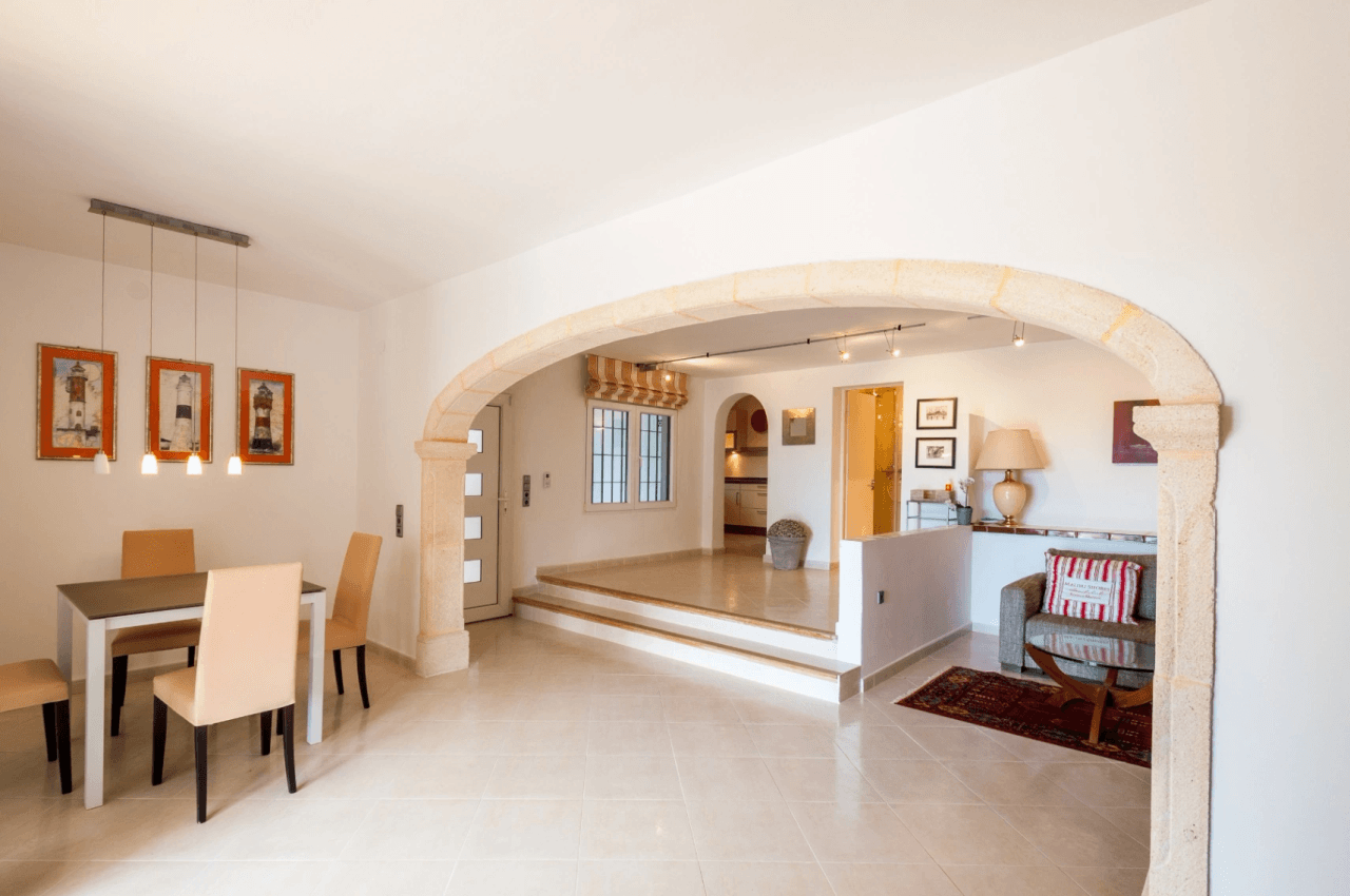 Villa med havsutsikt till salu i Moraira, ett stenkast från centrum.