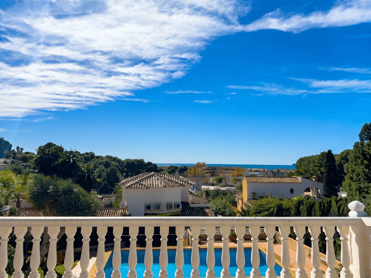Villa med havsutsikt till salu i Moraira, ett stenkast från centrum.