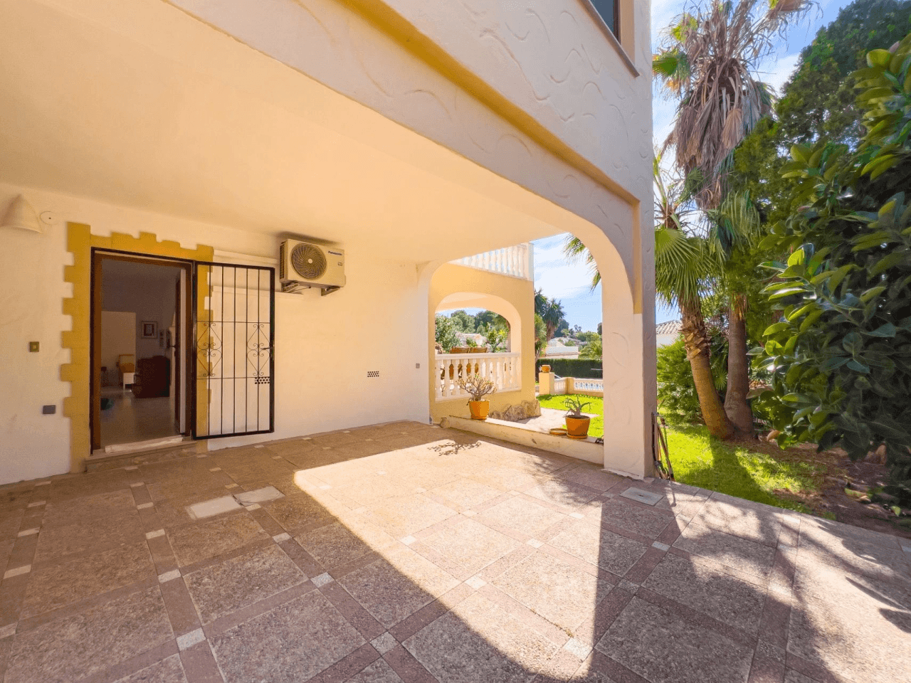 Villa med havsutsikt till salu i Moraira, ett stenkast från centrum.